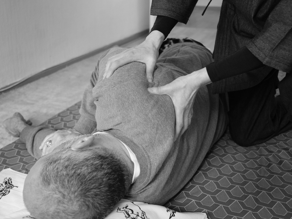 Detail d'un soin de shiatsu Iokai donné par Celine Jouenne